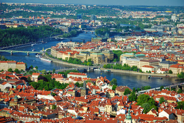 Fototapeta na wymiar Widok z miasta i rzeki Wełtawy w Pradze z wieży Petrinska