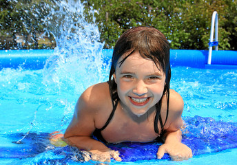 Fröhliches Kind im Pool
