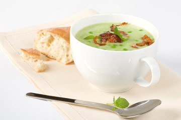 Erbsensuppe mit Speck
