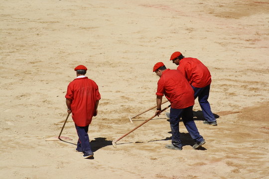 Mozos de la plaza de toros de Pamplona.
