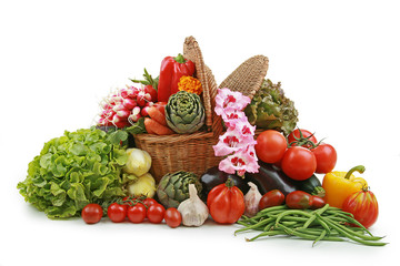 légumes débordant d'un panier en osier © M.studio
