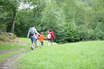 Fototapeta premium famille se baladant à la campagne