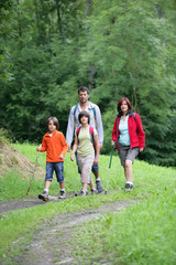 Famille se promenant à la campagne