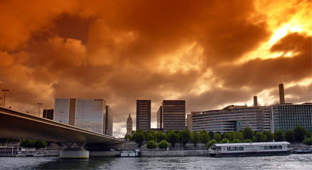 Obraz premium Paris gare de lyon et pont Charles-de-Gaulle