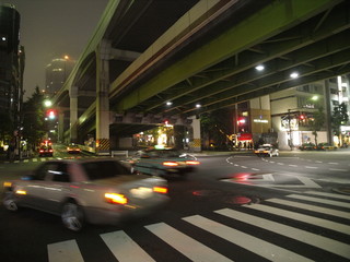 Coches rapido en la noche de Tokio