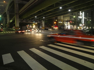 Obraz premium Taxi a toda velocidad en la noche de Tokio
