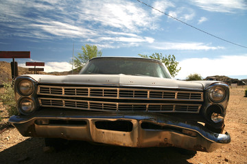 voiture américaine vintage classique dans le désert