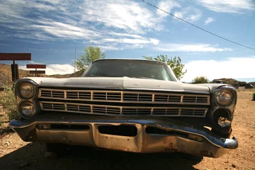 Gordijnen klassieke vintage Amerikaanse auto in de woestijn © konstantant