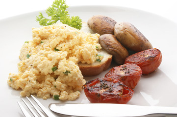 Ruehrei mit Tomaten und Champignon