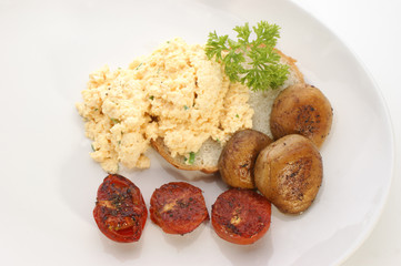 Ruehrei mit Tomaten und Champignon