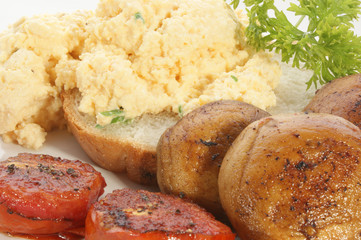 Ruehrei mit Tomaten und Champignon