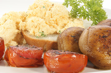 Ruehrei mit Tomaten und Champignon