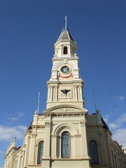 Fototapeta na wymiar Town Hall building in fremantle against blue sky