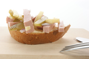 Wurstsalat auf einer Scheibe Brot