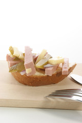 Wurstsalat auf einer Scheibe Brot
