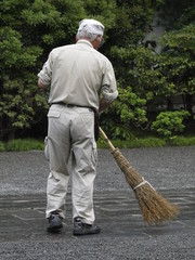 Barrendero en santuario sintoista en Kamakura (Japon)
