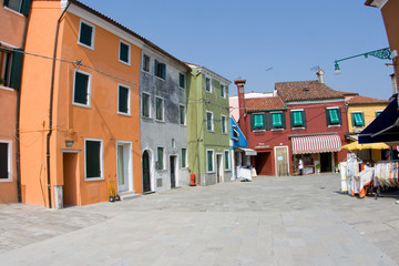 Fototapeta na wymiar Blick auf farbenfrohen Häuser des Fischerdorfes Burano