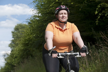 XXL-Model, übergewichtige Frau Fahrrad fahren