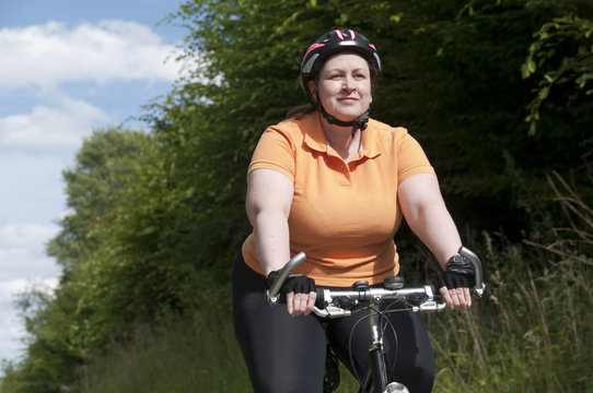 XXL-Model, &uuml;bergewichtige Frau Fahrrad fahren