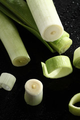 Lauch, Porree auf schwarzem Acryl
