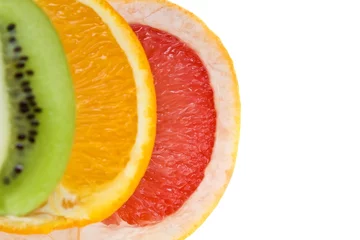 Selbstklebende Fototapeten Frische Grapefruit, Orange und Kiwi isoliert auf weißem Hintergrund © Bondarau