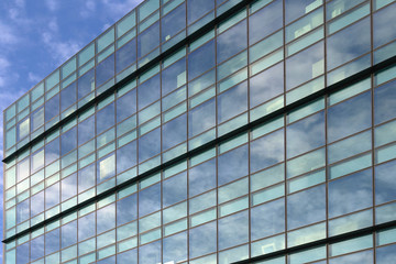 Fototapeta na wymiar reflets de nuages sur immeuble en verre