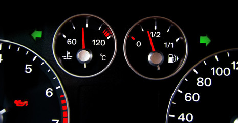 Beleuchteter Tacho im Auto