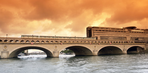 Fototapeta premium Pont de Bercy et ministère de l'économie