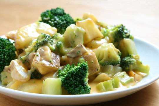 Broccoli And Potatoes With Cheese Sauce