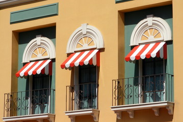 Balconi con tende da sole