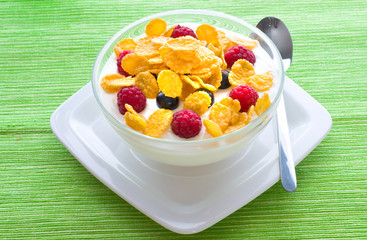 Corn flakes and fresh berries