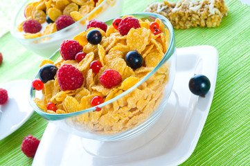 Corn flakes and fresh berries