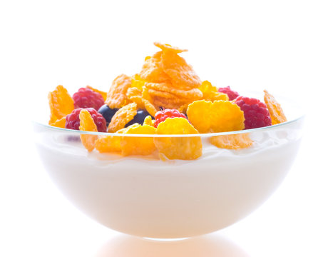 Corn flakes and fresh berries