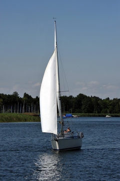 Segelboot Frontal am Chiermsee