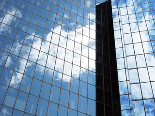 Reflets de ciel bleu dans un b&acirc;timent de verre