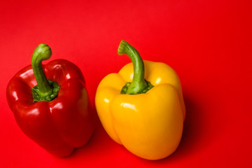 Ungleiches Paar, Paprika rot und gelb