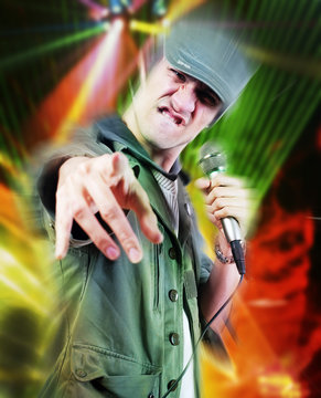 chanteur avec projecteurs multicolore