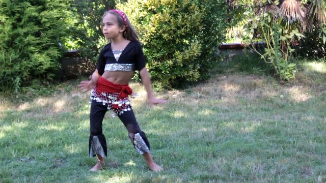 jolie petite danseuse orientale