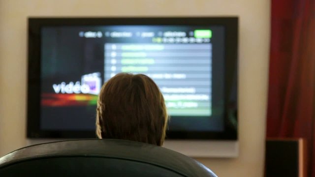 ado devant son grand &eacute;cran