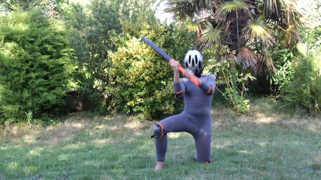 d&eacute;guisement ninja &agrave; genoux