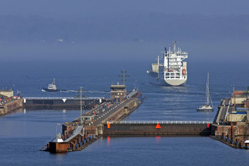 Containerfeeder in der Schleuse, Kiel Holtenau