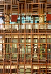 Fassade mit Holz-Lamellen als Sonnenschutz