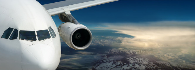 Obraz premium Samolot nad poranną Ziemią