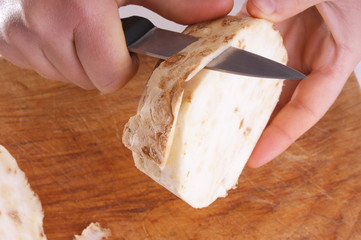 Gemuese wird für eine Gemuesesuppe zubereitet