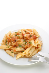 Pasta mit frischen Tomaten zubereitet