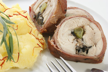 gerolltes Hühnerfilet mit Kartoffelpüree