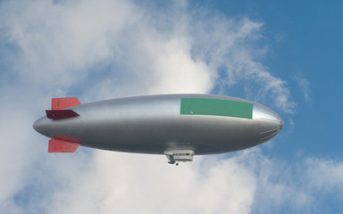 Fototapeta na wymiar zeppelin przed chmurami, kopia wolna przestrzeń