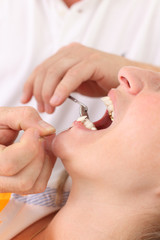 zahnarzt behandelt patientin