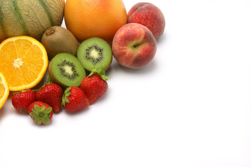 Assortiments de fruits sur fond blanc