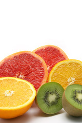 Pamplemousse, kiwi et orange coupés en deux sur fond blanc
